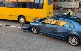 Заснул за рулем: в Киеве Volkswagen врезался в автобус с людьми