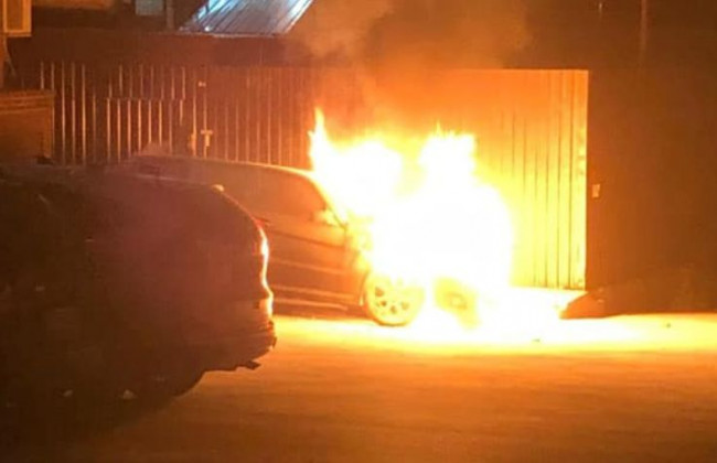 В Киеве спалили Mercedes нардепа: фото и видео