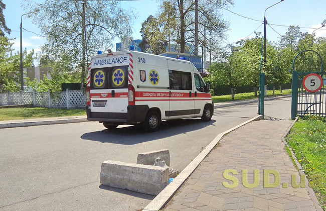 В Киеве на козырьке дома нашли труп: женщина выпала из окна, фото