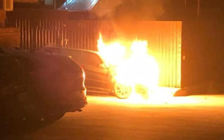 В Киеве спалили Mercedes нардепа: фото и видео