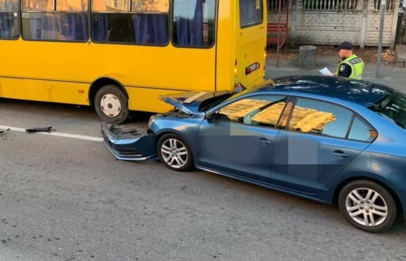 Заснул за рулем: в Киеве Volkswagen врезался в автобус с людьми