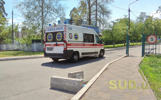 В Киеве на козырьке дома нашли труп: женщина выпала из окна, фото