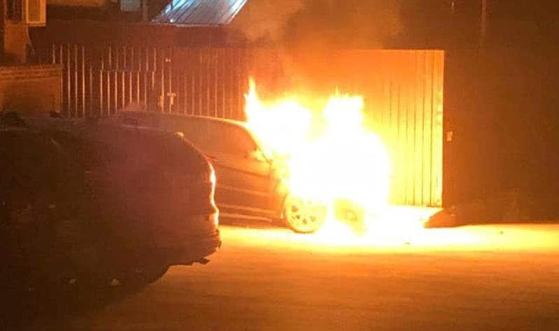 В Киеве спалили Mercedes нардепа: фото и видео