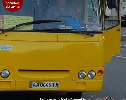 Скинул мусор прям на дорогу: киевлян возмутил водитель маршрутки