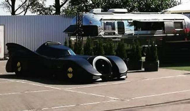 Киевлян удивил необычный автомобиль на одной из парковок