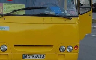 Скинул мусор прям на дорогу: киевлян возмутил водитель маршрутки