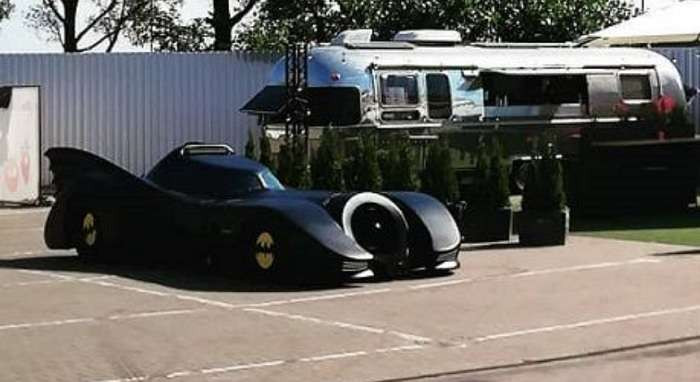 Киевлян удивил необычный автомобиль на одной из парковок