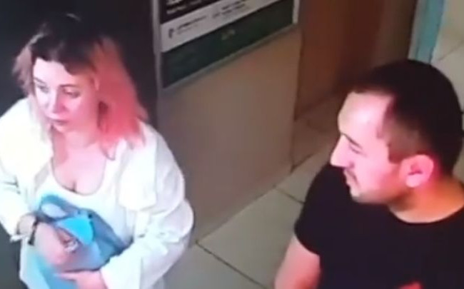 В Киеве мужчина набросился на девушку прямо в лифте, видео