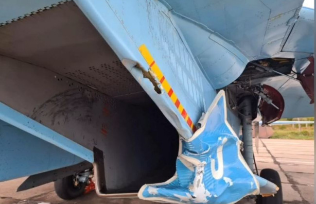 Истребитель сбил дорожный знак на трассе Киев-Чоп: видео