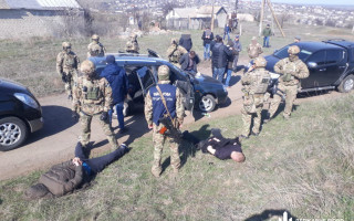 Хабар та незаконне носіння й зберігання боєприпасів - судитимуть працівника СБУ