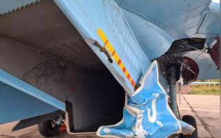 Истребитель сбил дорожный знак на трассе Киев-Чоп: видео