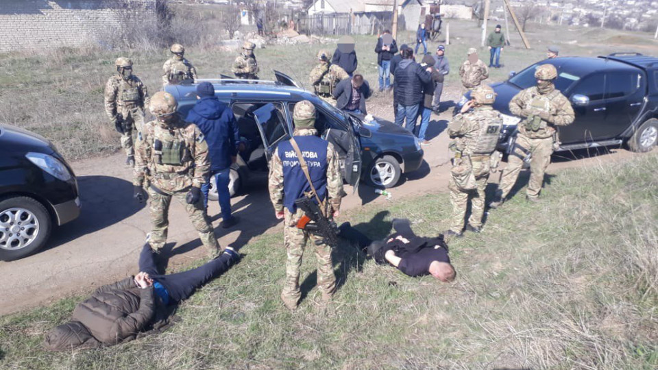 Хабар та незаконне носіння й зберігання боєприпасів - судитимуть працівника СБУ