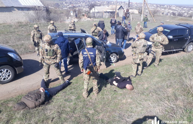 Хабар та незаконне носіння й зберігання боєприпасів - судитимуть працівника СБУ