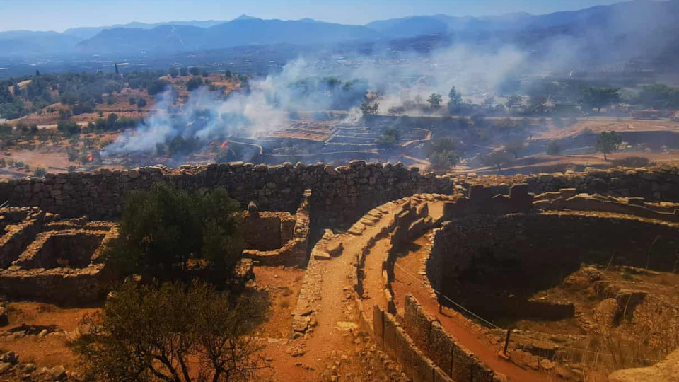 У Греції палають стародавні руїни Мікен, фото
