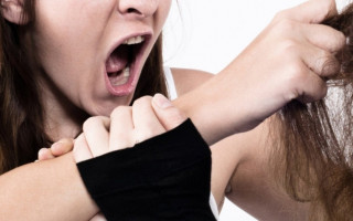 Повалили на землю и стали избивать: в Никополе школьницы напали на сверстницу, видео