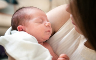 В Киеве пьяная горе-мать бросила младенца на улице: подробности