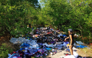 В Днепропетровской области в лесу устроили свалку вещей из секонд-хенда: фото