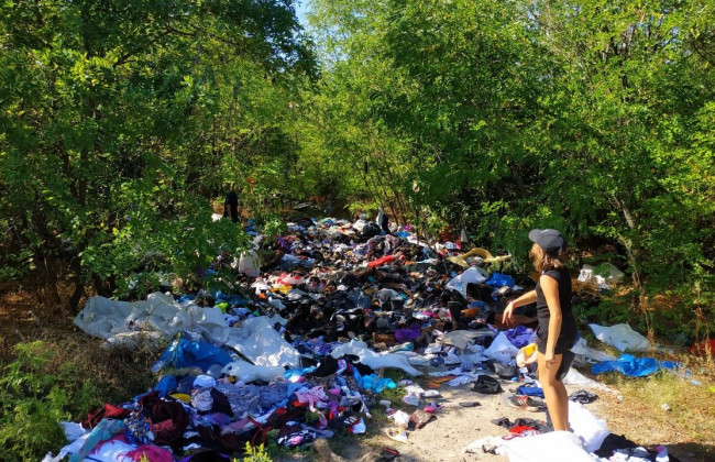 В Днепропетровской области в лесу устроили свалку вещей из секонд-хенда: фото