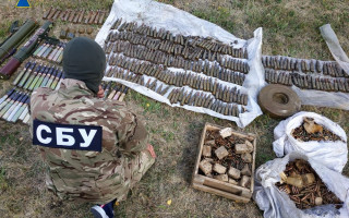 СБУ виявила схрон з гранатометами та артилерійськими снарядами у Луганській області