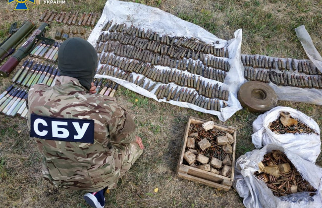 СБУ виявила схрон з гранатометами та артилерійськими снарядами у Луганській області
