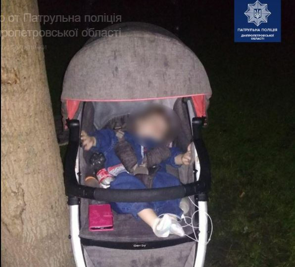 В Днепре пьяная мать забыла 10-месячную дочку в ночном парке: фото