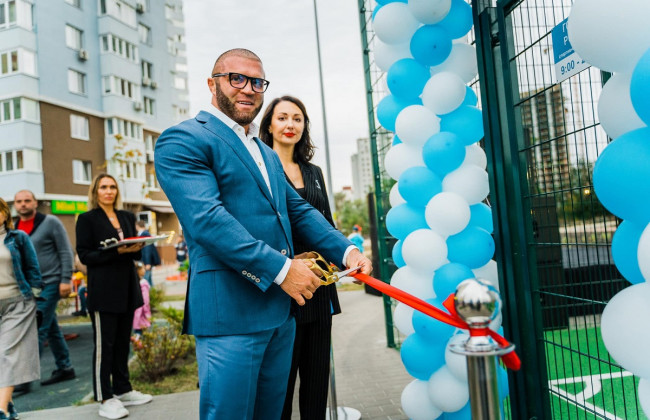 В Киеве появилось новое современное поле для футбола
