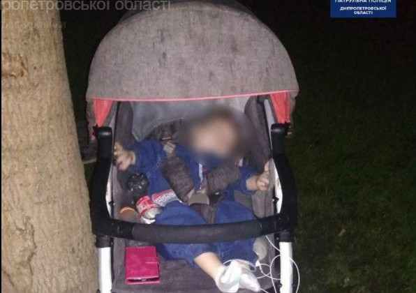 В Днепре пьяная мать забыла 10-месячную дочку в ночном парке: фото