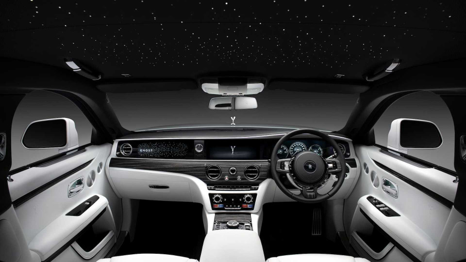 Звездное небо в салоне и улучшенная комплектация: как выглядит новый Rolls-Royce Ghost