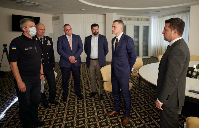 Пожежа на сході України: Президент зібрав термінову нараду