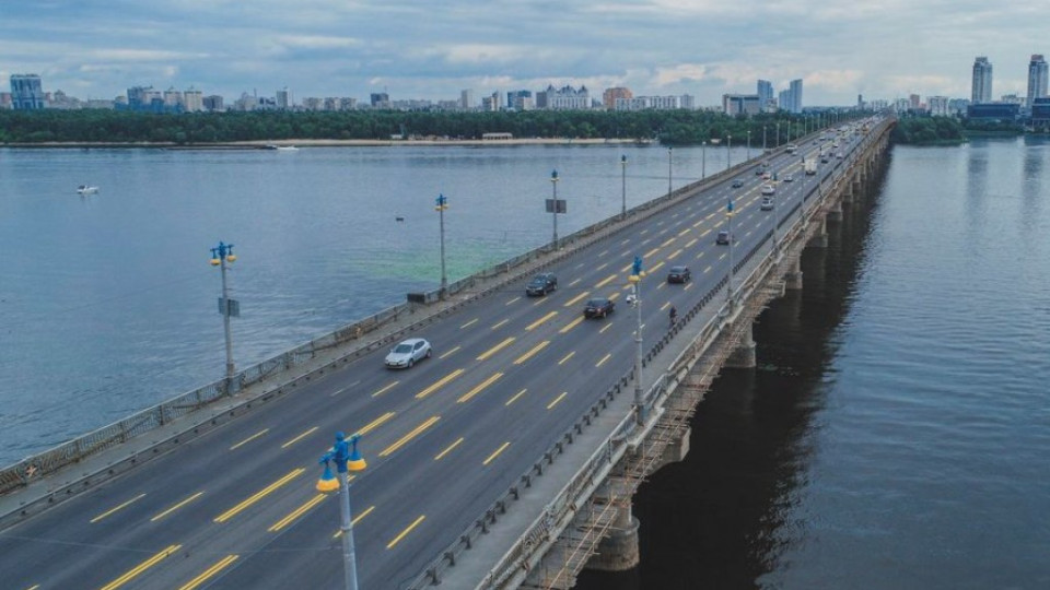 На столичном мосту произошло тройное ДТП, видео