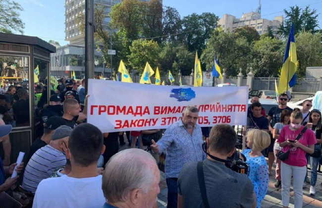 В Киеве под Радой «евробляхеры» требуют снизить стоимость растаможки авто: фото, видео