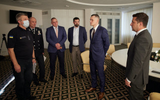 Пожежа на сході України: Президент зібрав термінову нараду