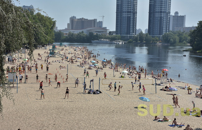 Осенняя жара выгоняет киевлян на пляжи, но на 10 из них запрещено купаться: список