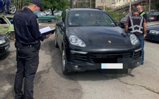 В Ужгороді знайшли викрадений із Словаччини Porsche Cayenne