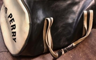 З немовлям у сумці – в центрі Києва затримали неадекватну жінку