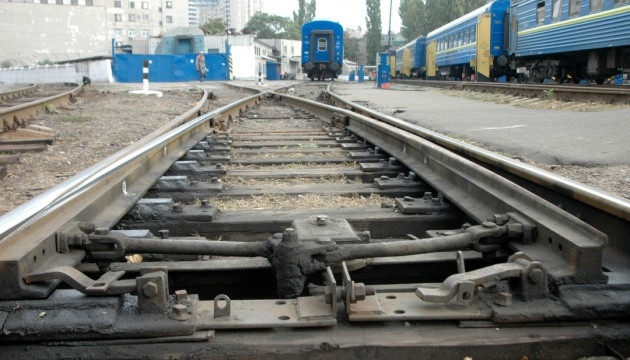 Под Киевом поезд наехал на человека, видео