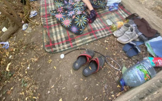 Жили в нелюдських умовах: дитина з інвалідністю мешкала в парку разом з батьками
