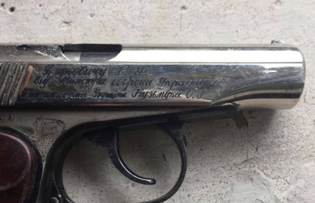 У Києві затримали правоохоронця, який з іменним пістолетом Януковича збував наркотики