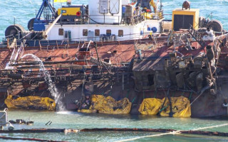 Выливается нефть: в Одессе снова произошла утечка из танкера Delfi