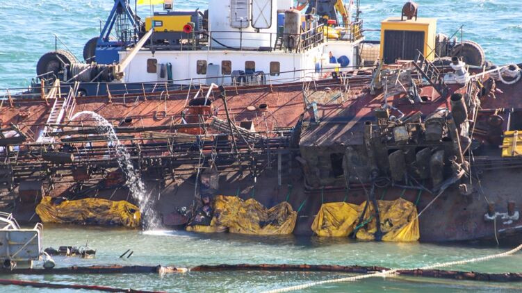 Выливается нефть: в Одессе снова произошла утечка из танкера Delfi