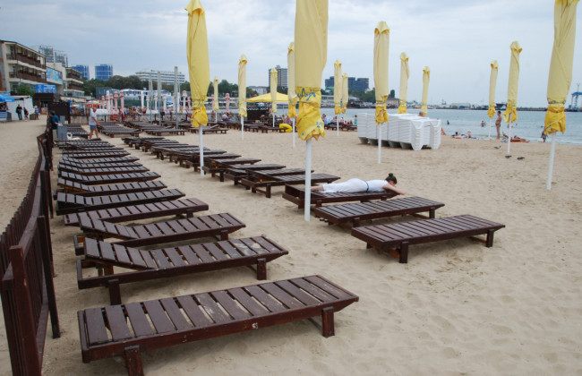 Грабители на пляже: в Киеве двое мужчин напали на отдыхающую