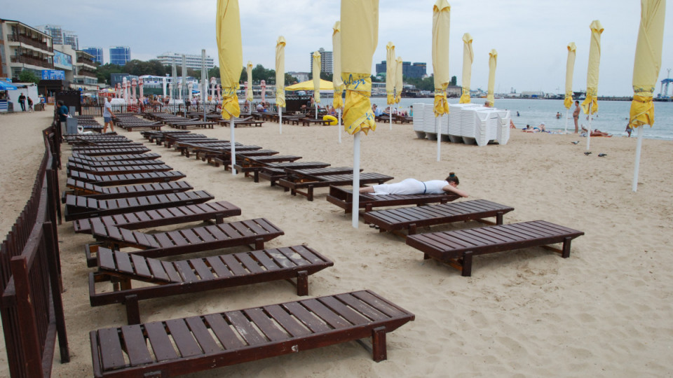 Грабители на пляже: в Киеве двое мужчин напали на отдыхающую