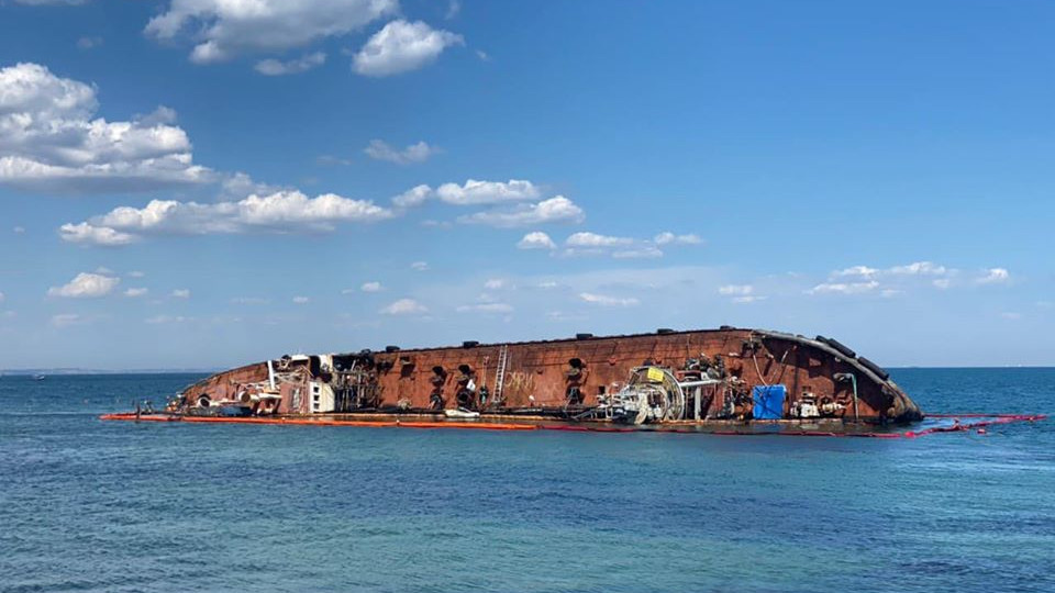 В Одессе начинается финальная стадия поднятия танкера Delfi