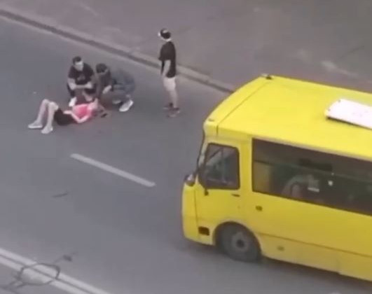 В Киеве водитель маршрутки наехал на пешехода: видео