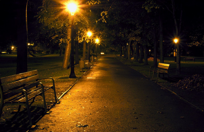 В Тернополе ночью нашли ребенка, который уснул на лавочке, ожидая маму: видео