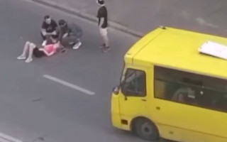 В Киеве водитель маршрутки наехал на пешехода: видео