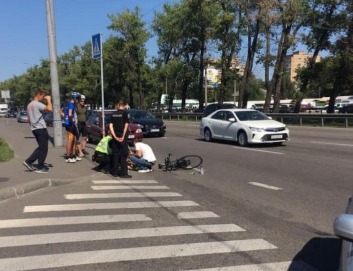 В Киеве на Борщаговке водитель сбил велосипедиста: фото