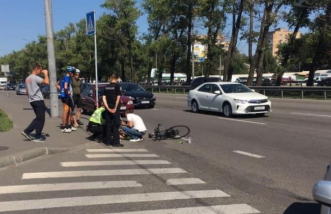 В Киеве на Борщаговке водитель сбил велосипедиста: фото