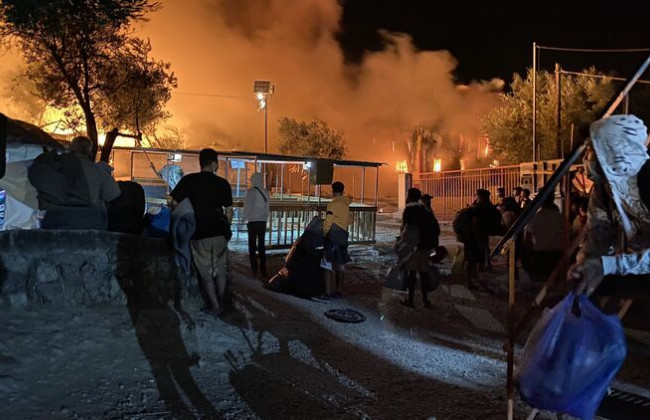 В Греции сгорел лагерь беженцев со вспышкой COVID-19: более 12 тысяч мигрантов оказались на улице