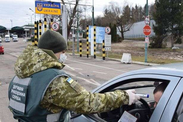Кабмін заборонив транзит іноземців через Україну
